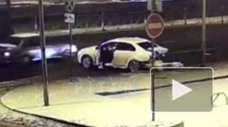 Видео: автомобиль потерял задний бампер на Приморском проспекте