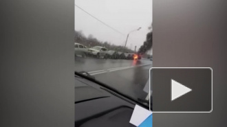 Легковушка протаранила 4 машины и сгорела на дороге в Угольную гавань