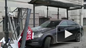 Mercedes влетел в остановку на Миллионной улице