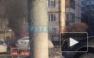 Видео: на Ириновском проспекте загорелась БМВ Х6