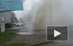 Фонтанирующее видео из Благовещенска: На Пролетарской прорвало трубу при испытаниях