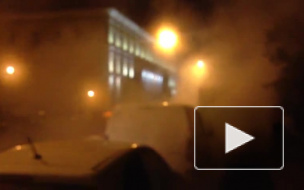 Появилось видео падения внедорожника в яму с кипящей водой в Виленском переулке
