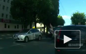 Жуткое видео из Орла: мотоциклист протаранил легковушку
