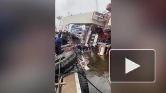 Тела двух людей нашли в затопленных трюмах на судне "Пелла"