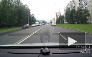 Видео: на Искровском пешеход пролетел над дорогой из-за ДТП