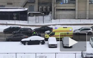 Видео: в Петербурге столкнулись три авто, водителя увезли на носилках