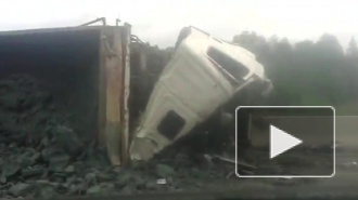 Видео: на трассе Петербург-Москва произошло жуткое ДТП с фурой и машиной дорожников