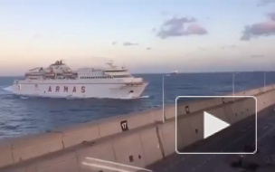 Пассажирский паром врезался на полном ходу в пристань в Испании у Канарских островов