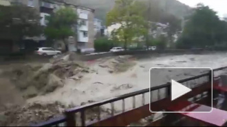 Видео из Туапсе: Бурные потоки воды смывают город