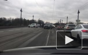 Авария на Ушаковском мосту может спровоцировать пробку