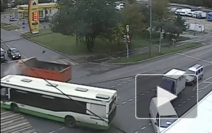 Появилось видео жуткого столкновения автобуса и "КамАЗ" в Москве