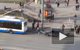 На Гражданском проспекте водителю Лады не удалось "сдернуть" ее троллейбусом