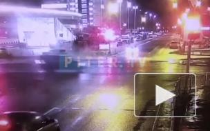 Видео: на перекрестке Туристской и Савушкина столкнулись две иномарки