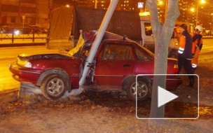 На Софийской Daewoo влетела в столб, водителя пришлось вырезать из салона