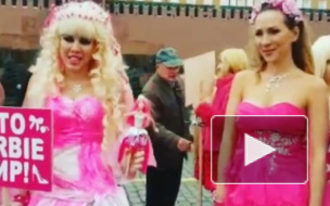 Карина Барби вывела всю свою кукольную дивизию на Красную площадь и устроила митинг 