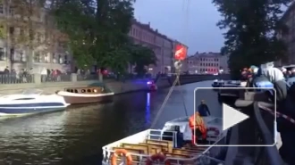 Видео: сотрудники МЧС поднимают затонувший теплоход на набережной канала Грибоедова