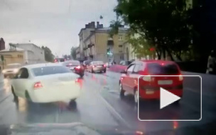 Видео: виновник ДТП врезался в легковушку и скрылся с места аварии на Лифляндской 