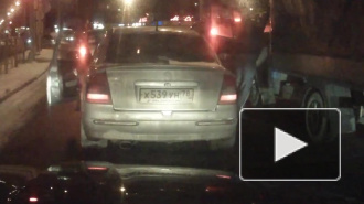 Видео жесткой драки на светофоре: водитель грузовика получил за то, что подрезал легковушку