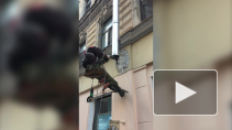 В Петербурге ради установки водосточной трубы продырявили старинный барельеф ангела