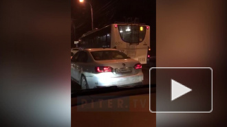 Две легковушки столкнулись с троллейбусом на Малом проспекте ВО