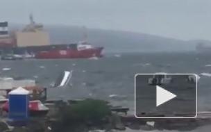 Во Владивостоке на Токаревском маяке из-за шторма утонул катер