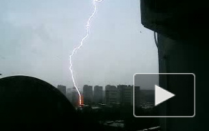 Видео молнии, угодившей в ЛЭП на Блюхера