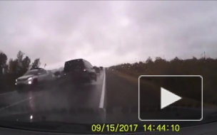 В интернете появилось видео с моментом ДТП, в котором пострадал главнокомандующий ВДВ А.Сердюков
