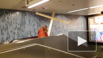 Конфуз в метро Кельне: "Иисус" деревянным крестом продырявил потолок