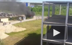 В Уткиной завод со взрывами сгорел КАМАЗ