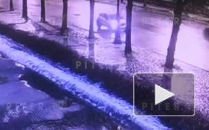 Видео: полицейские задержали пьяного мужчину, который ездил на каршеринге под чужим аккаунтом