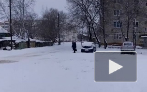 Видео: в Биробиджане автомобиль несколько метров тащил за собой по асфальту "зацепера"