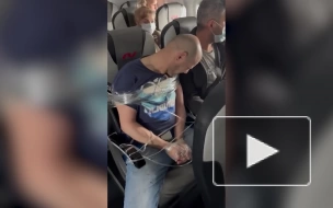 Неадекватный россиянин разбил стекло иллюминатора в самолете