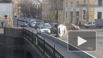 На мосту у Балтийского вокзала во время ДТП перевернулась легковушка