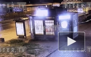 Видео: петербургский внедорожник снес остановку и ограждение 