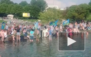 Появилось видео гуляний десантников в Парке Горького, во время которых утонул мужчина