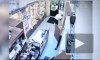 Ограбление магазина в Кудрово попало на видео