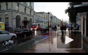 Появилось видео с Большой Никитской, где мужчина захватил банк и угрожает взорвать себя