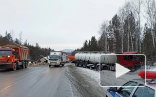 На М 5 в Челябинской области столкнулись 3 грузовика и 2 легковушки