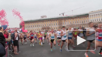 В Петербурге бегут марафонцы, затрудняя проезд транспорта