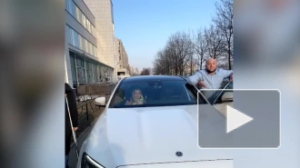 В Петербурге водитель Mercedes, ехавший по тротуару у поликлиники, назвал пешеходов нищебродами