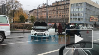 Volkswagen Polo загорелся после ДТП на Обводном канале