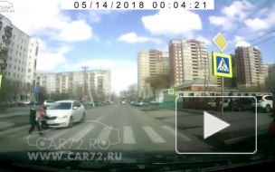 Жуткое видео из Тюмени: На пешеходном переходе автомобиль сбил двух детей