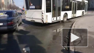 На проспекте Космонавтов иномарка врезалась в автобус