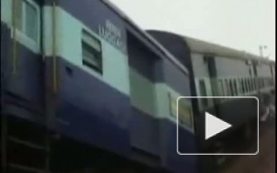 Количество погибших при крушении поезда в Индии достигло 66 человек