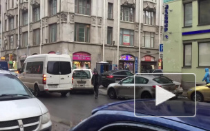 Появилось видео с Сенного рынка, где ОМОН пересчитывает мигрантов