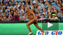 Голый толстяк сорвал в матч по регби в Австралии
