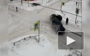 Видео: в Пикалёво женщина чудом уцелела, когда около неё столкнулись две легковушки