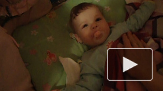 Ребенок смеется