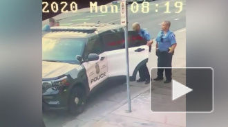 Опубликованы кадры драки погибшего чернокожего с полицейскими в машине