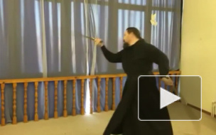 Видео: Ямальский священник станцевал танец с саблями
